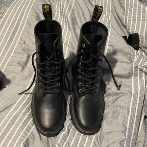 Size 8 women doc martins